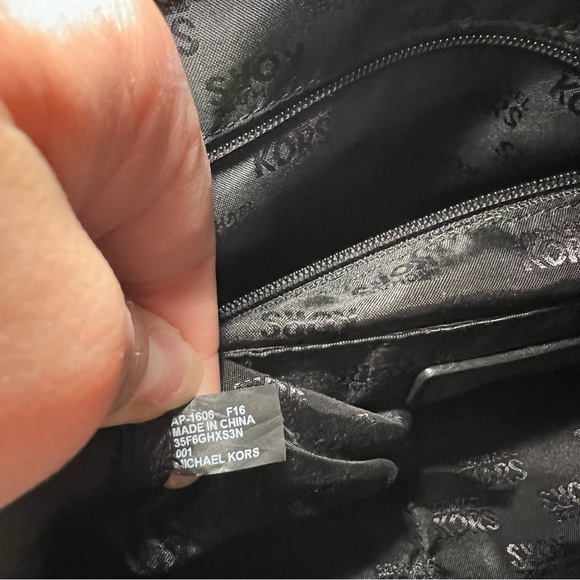 Michael Kors Hamilton leather crossbody bag Black Crocodile Leather Suede - Picture 12 of 12